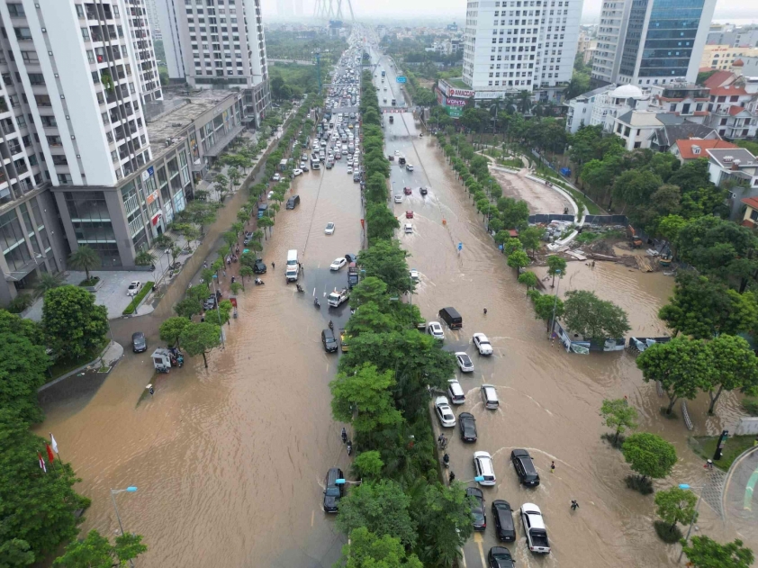 Ngập nước sâu trên đường Võ Chí Công