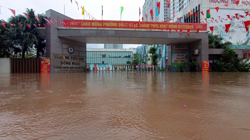 Đường phố Hà Nội chìm trong nước sau mưa lớn