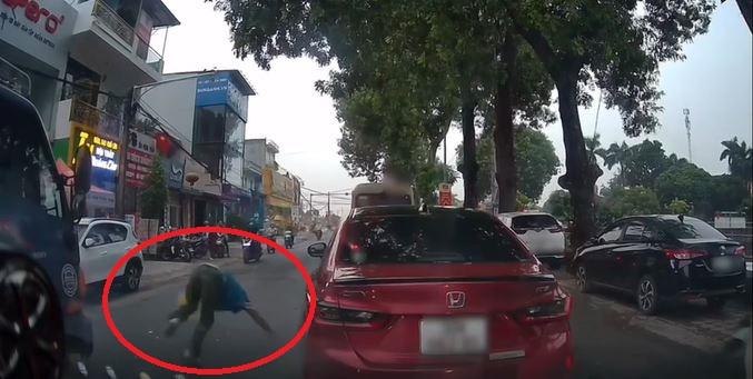 Xe tải vượt làn đâm người đi bộ