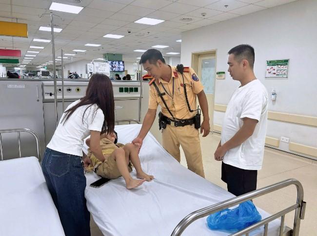 Lực lượng CSGT tận tâm giúp đỡ người dân