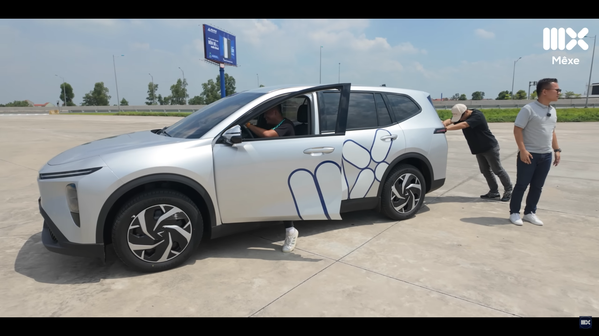 Xe dừng di chuyển khi đã gần tới trạm sạc