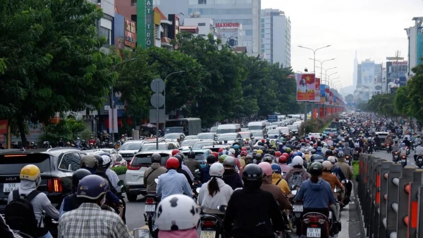 Dòng xe kẹt cứng tại nút giao An Phú