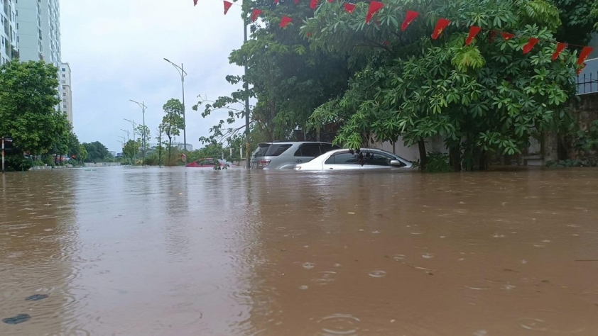 Ô tô, xe máy tại hầm gửi xe bị đe dọa bởi nước ngập