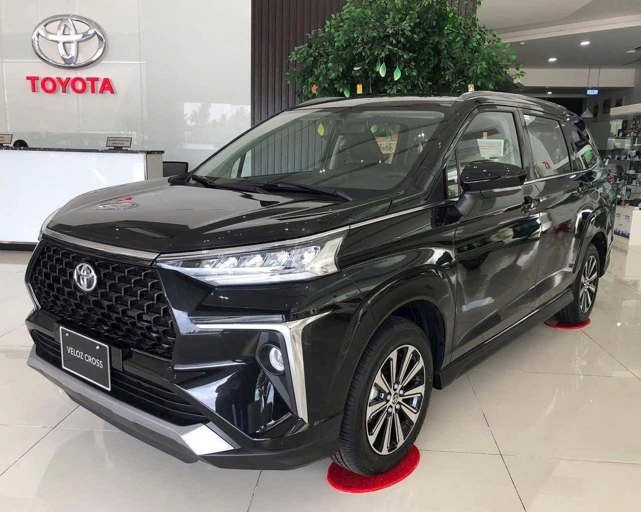 Đối thủ Toyota Veloz Cross