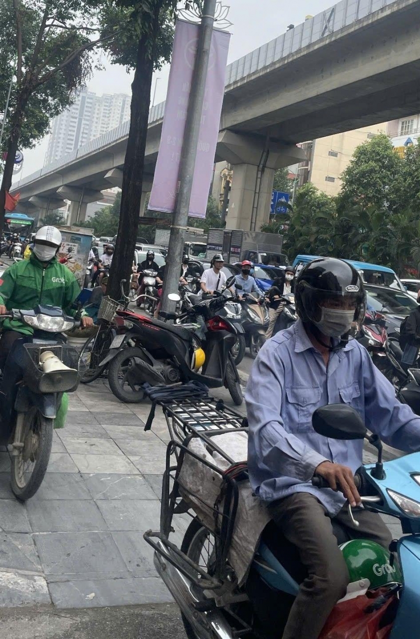 Dòng xe nối đuôi nhau trên đường Quang Trung