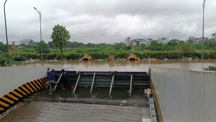 Bao cát và gạch đá được dùng để ngăn nước