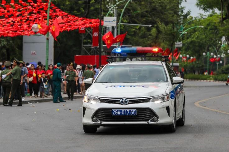 CSGT dùng xe chuyên dụng mở đường cứu bé trai