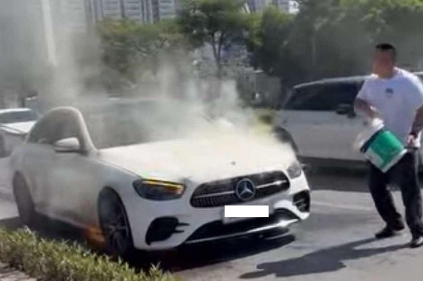 Vụ cháy ô tô Mercedes tại Hà Nội