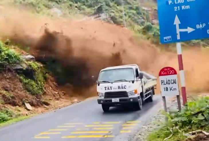 Xe tải vừa chạy qua đoạn đường sạt lở