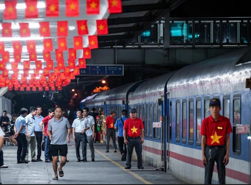 Ga tàu ở Hà Nội mở thêm cổng đón khách