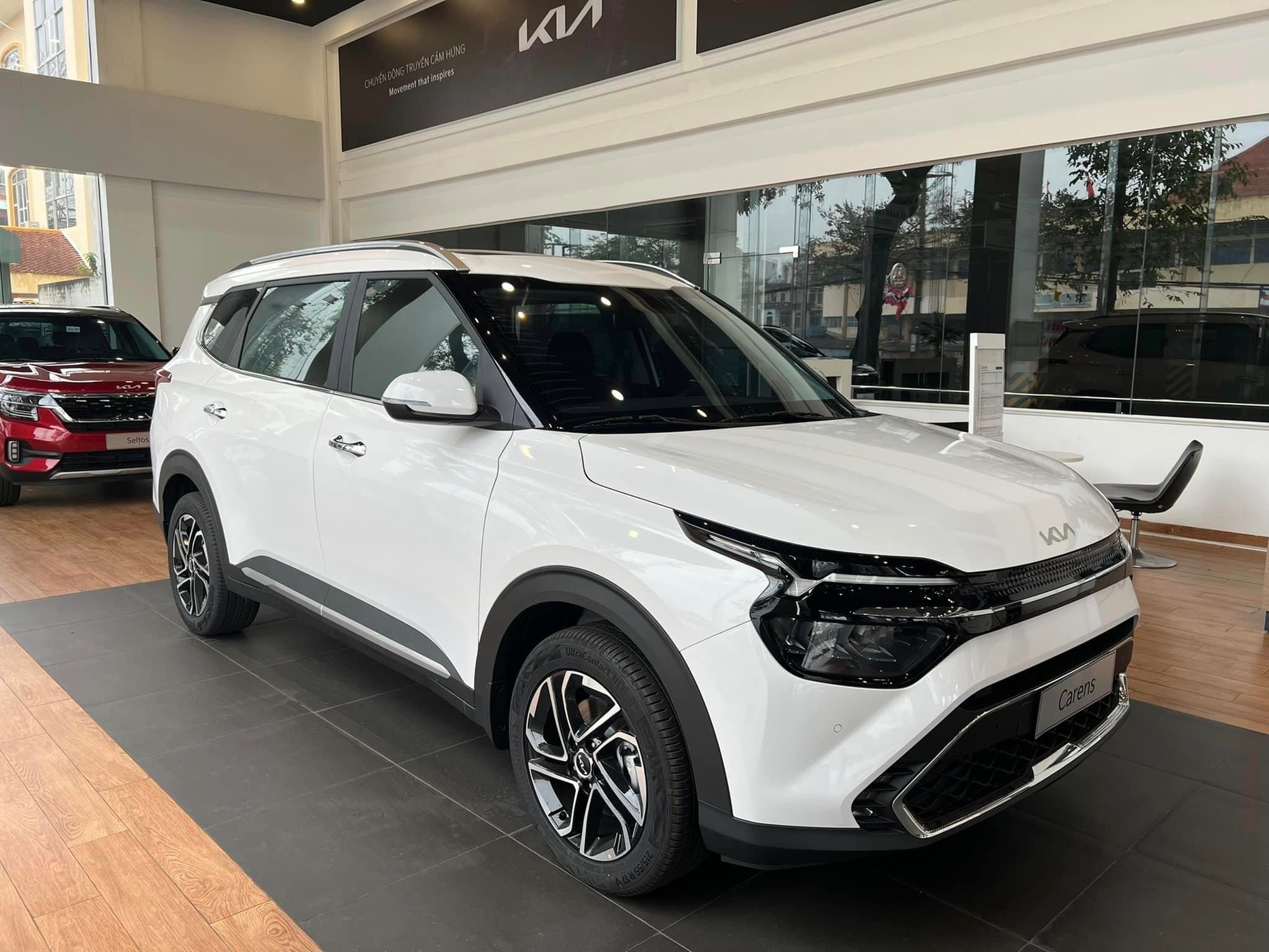 Kia Carens giảm giá mạnh