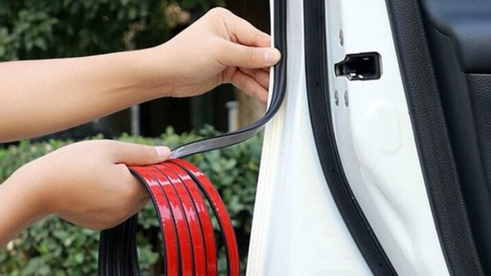 Kiểm tra thân vỏ và gioăng cao su trên ô tô