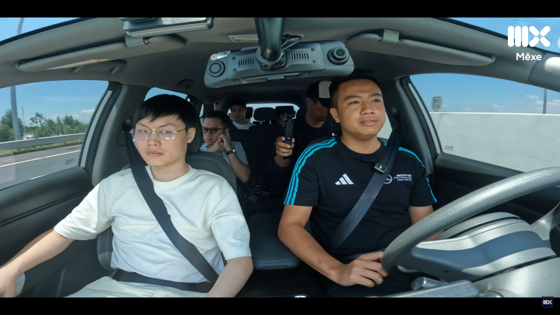 Bài thử đầu tiên có 6 người trên xe