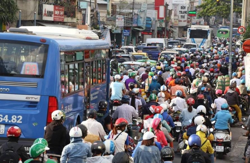 CSGT phân luồng giao thông tại điểm ùn tắc