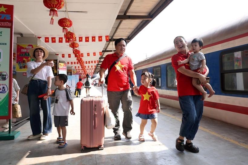 Tàu hỏa chạy tại sân ga