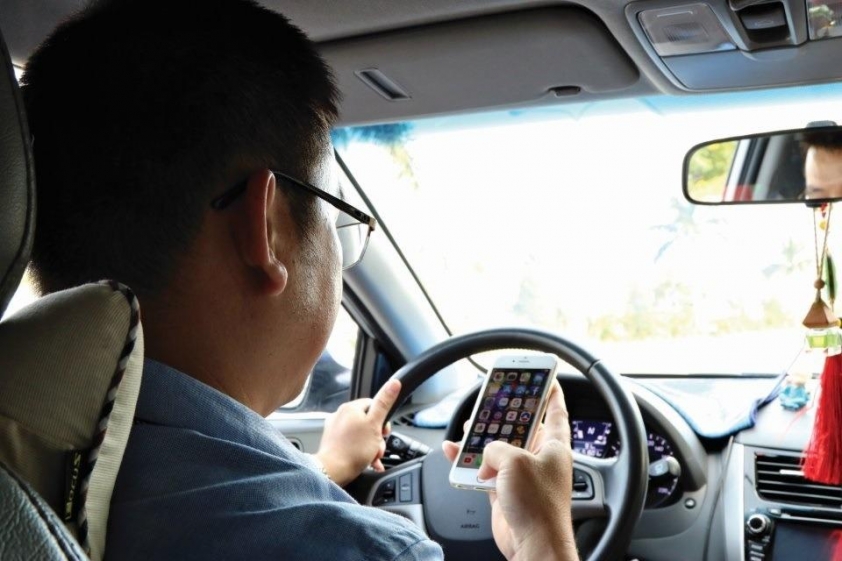 Tài xế dùng điện thoại khi lái xe bị camera AI phát hiện
