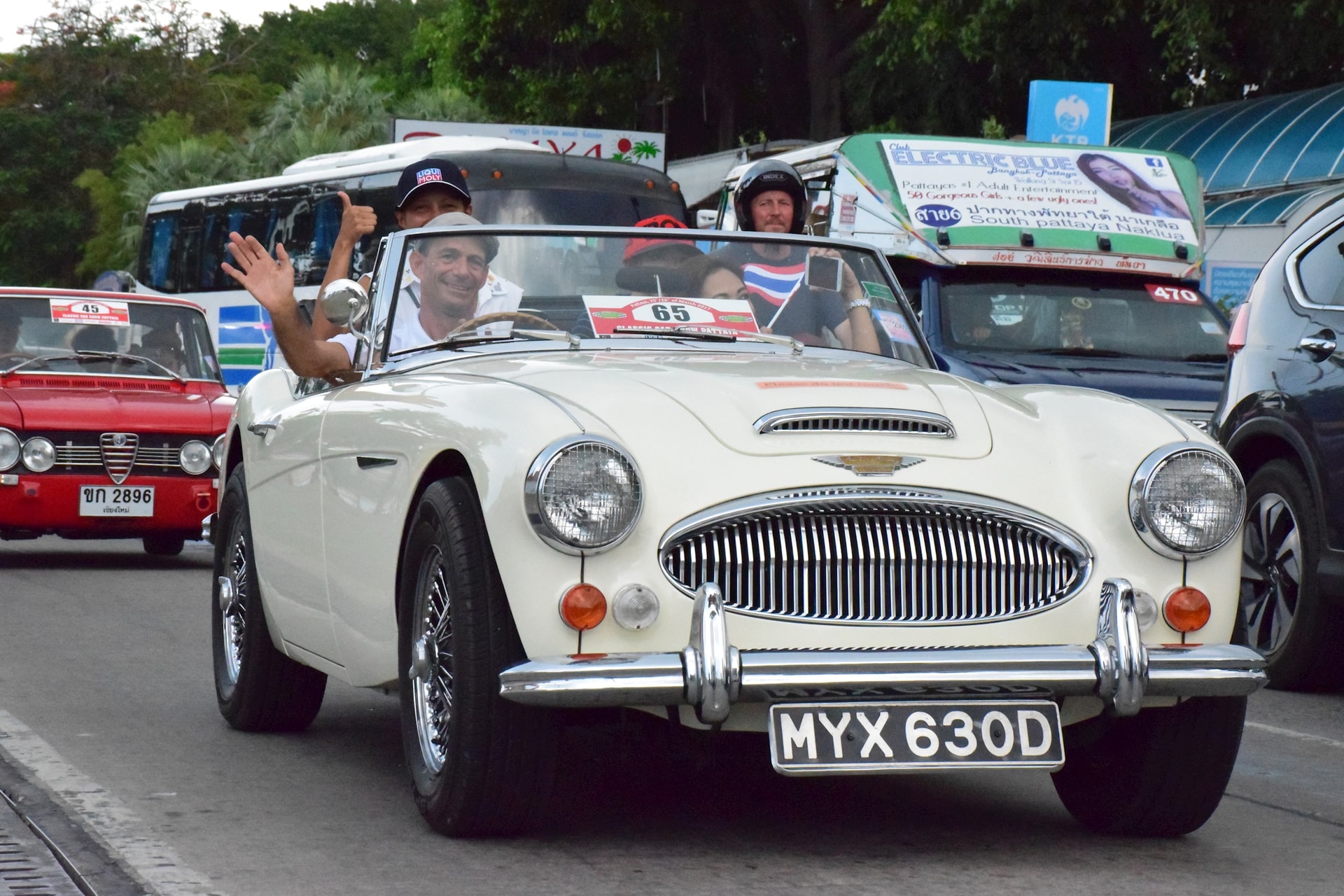 Du khách quốc tế tại Classic Car Show Pattaya 2025