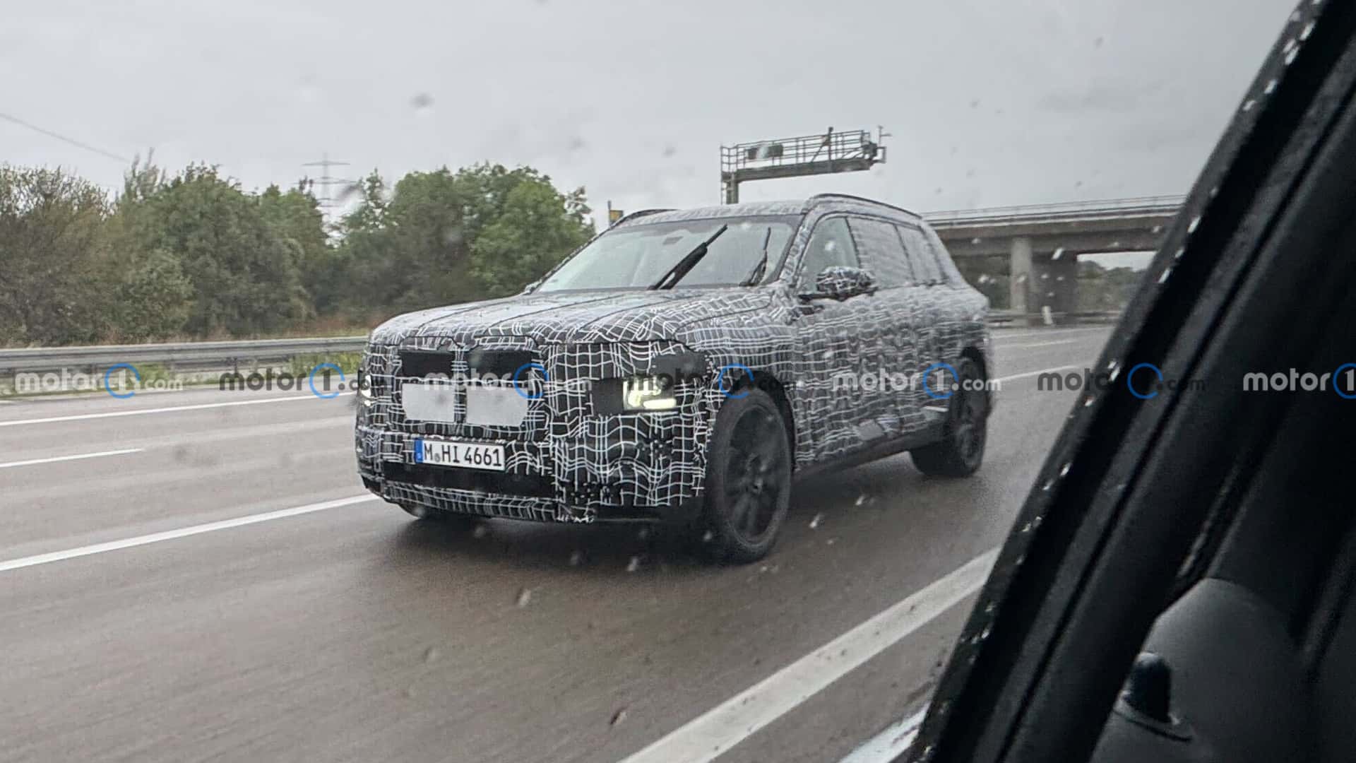 Thiết kế đèn pha hai tầng trên BMW X7