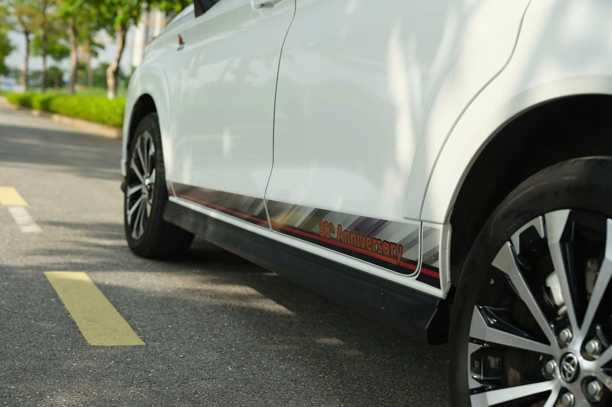 Biểu tượng phiên bản 30 năm trên xe Toyota