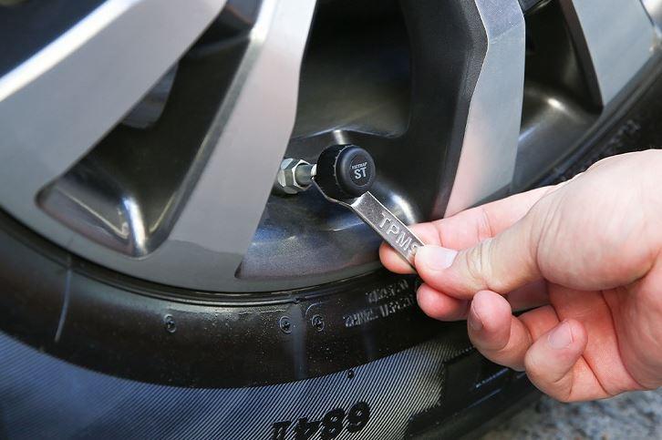 Hai loại cảm biến áp suất lốp TPMS