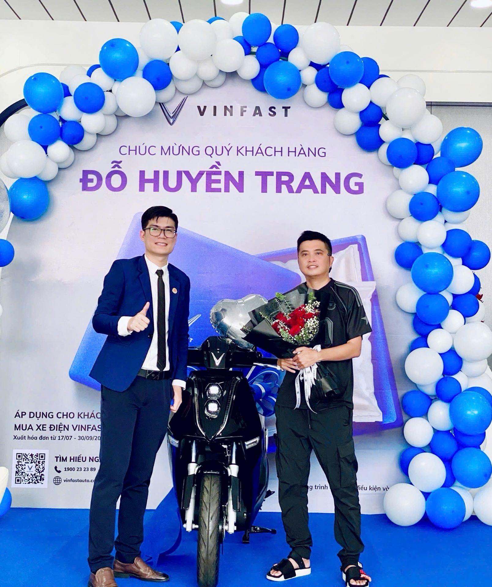 Anh Lê Hữu Duy nhận xe máy điện Theon S