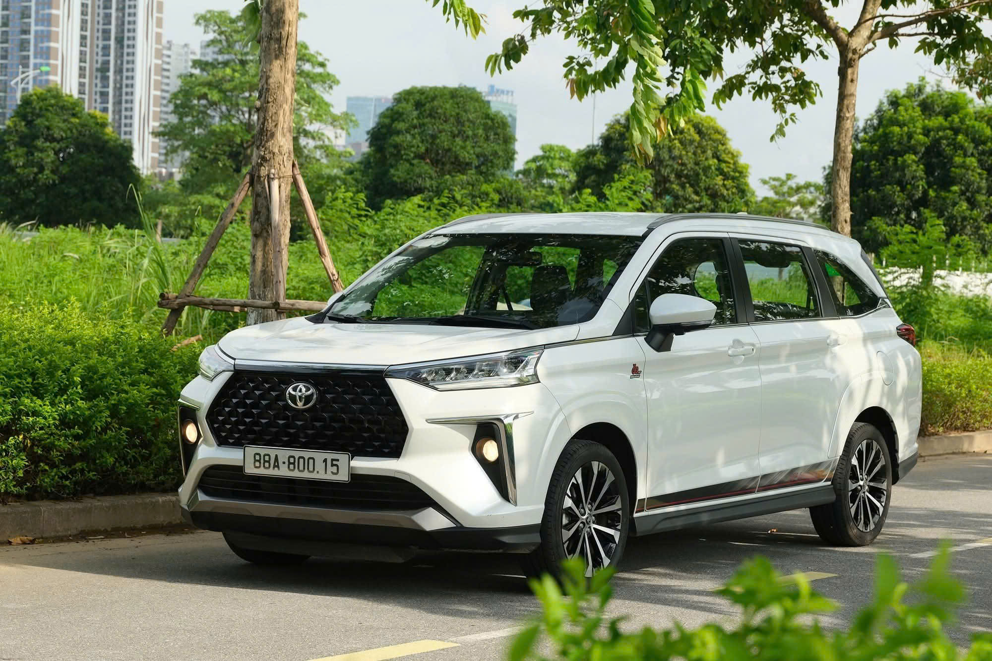 Toyota Veloz Cross bản kỷ niệm 30 năm tại Việt Nam
