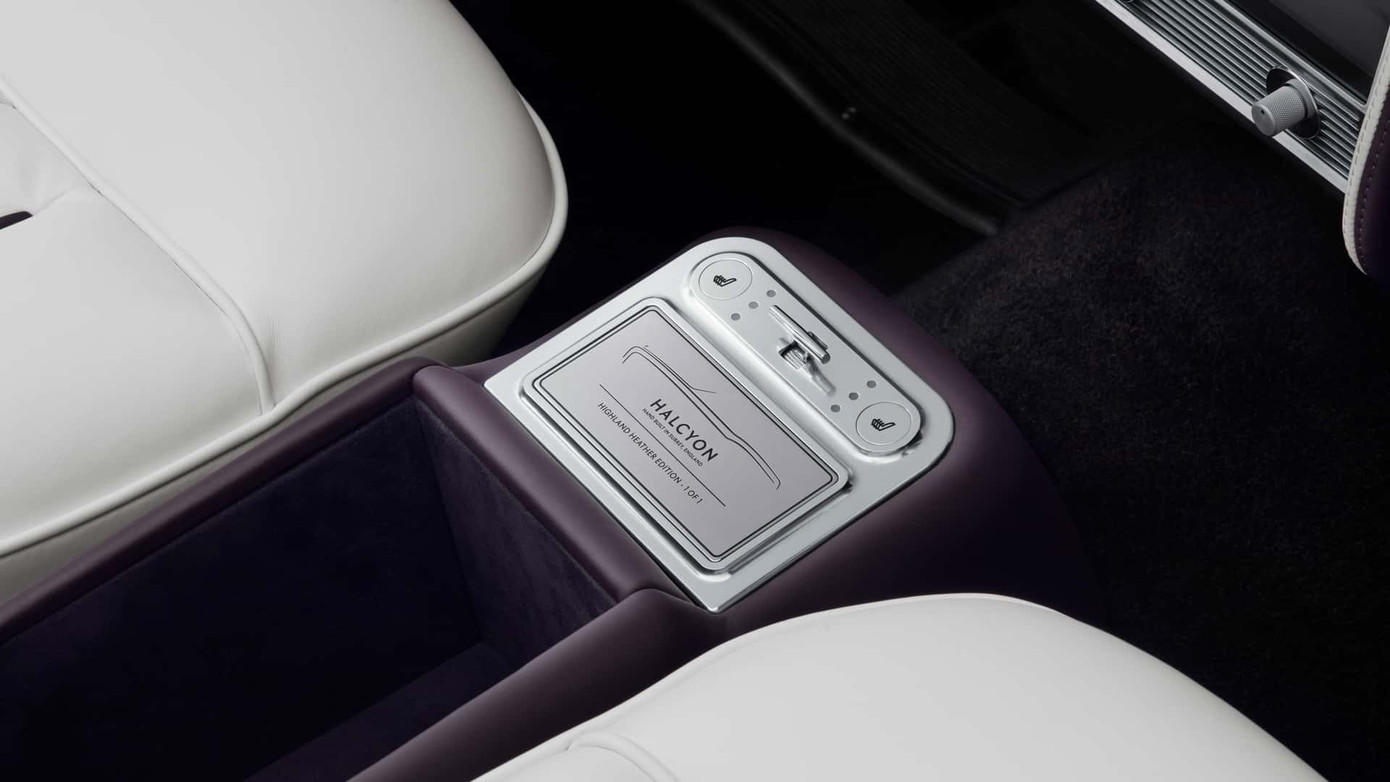Ghế ngồi cao cấp trên Rolls-Royce phục chế