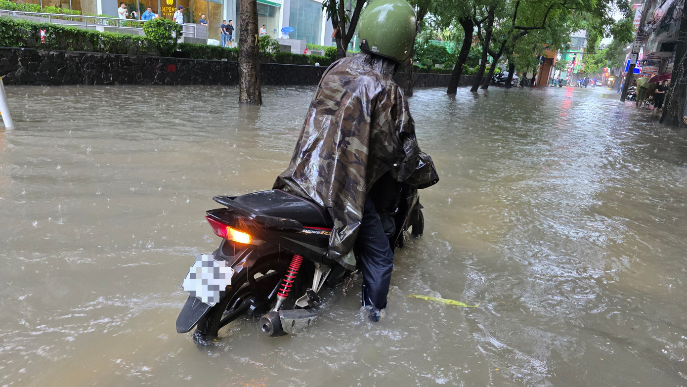 Xe máy sau khi lội nước ngập nặng
