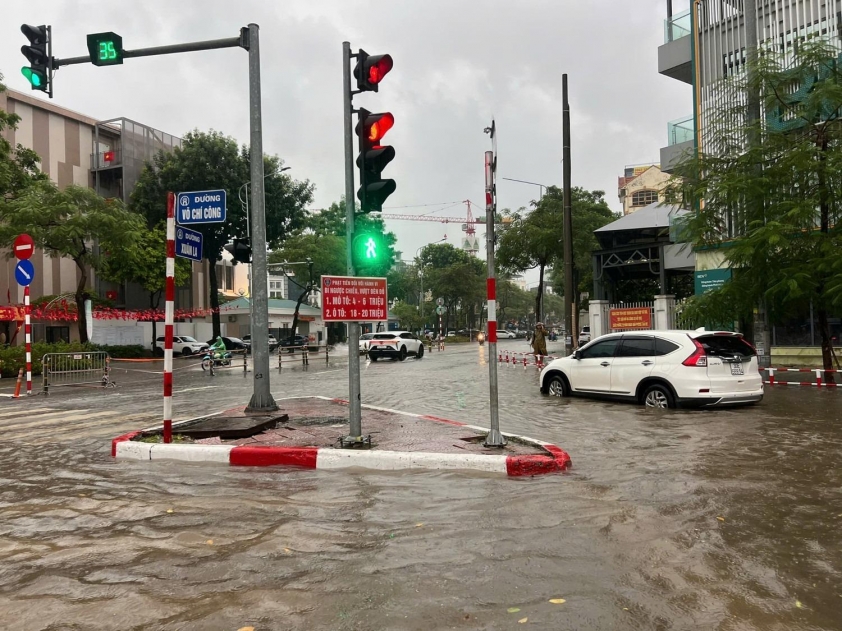 Cảnh sát hỗ trợ người dân