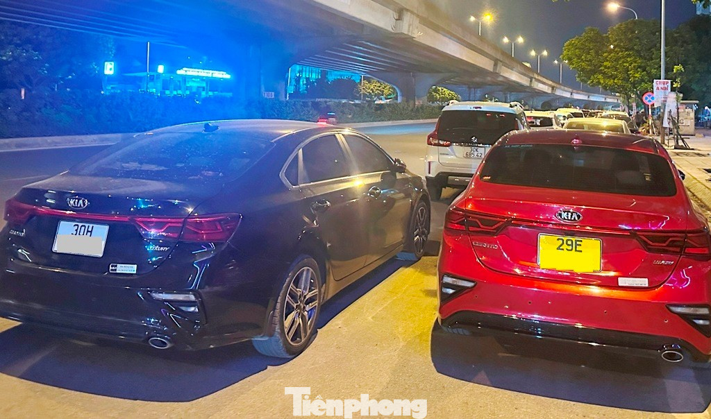 Lòng đường bị chiếm dụng bởi xe ô tô đỗ dài