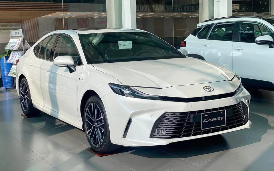 Toyota Camry mới được giảm giá mạnh