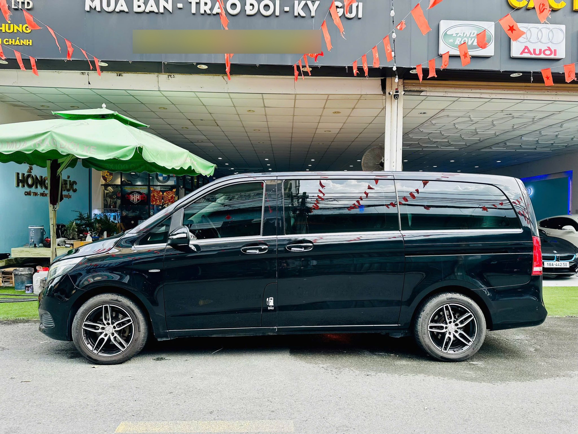 Màn hình trung tâm trên xe Mercedes-Benz V 220d