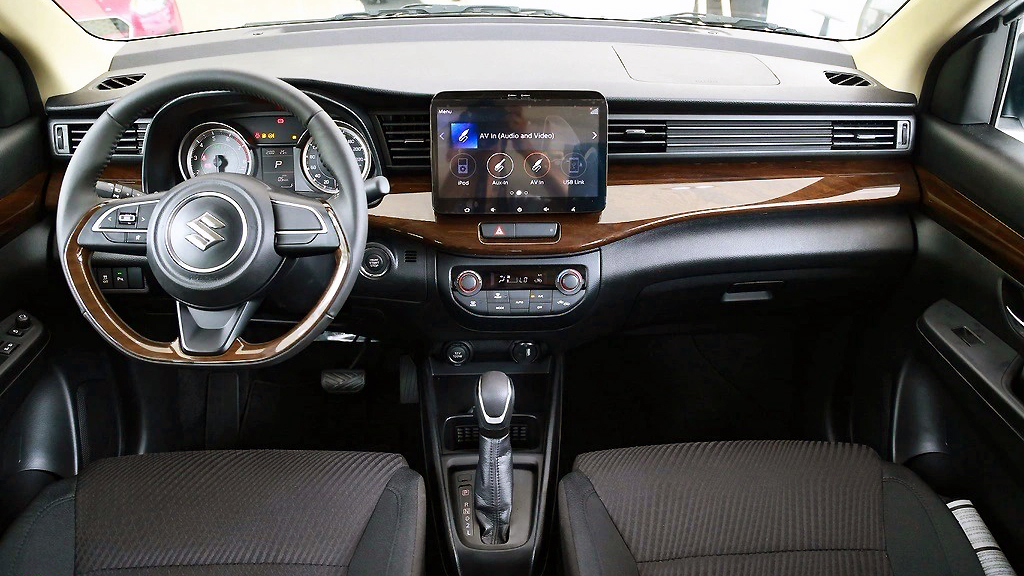 Suzuki XL7 phong cách crossover thể thao XL7 thay thế một phần vai trò của Ertiga