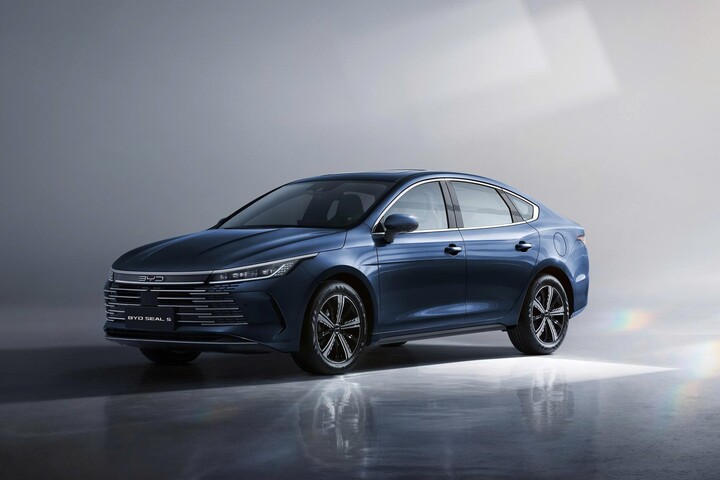 BYD Seal 5 là sedan hạng C đầu tiên trang bị công nghệ PHEV.