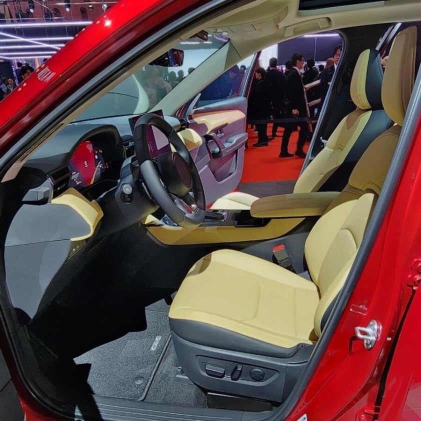 Màn hình cảm ứng lớn thay thế núm xoay truyền thống