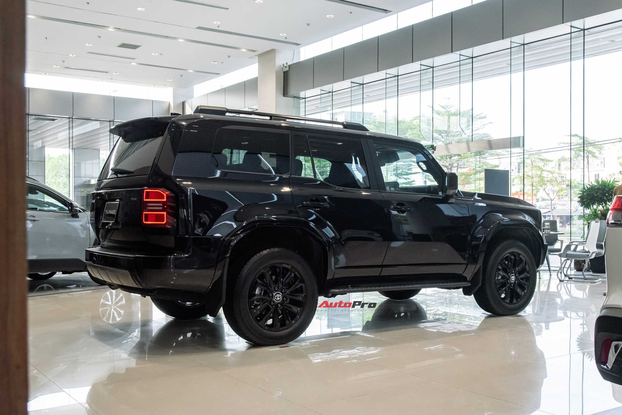 Hình ảnh Toyota Land Cruiser Prado tại đại lý