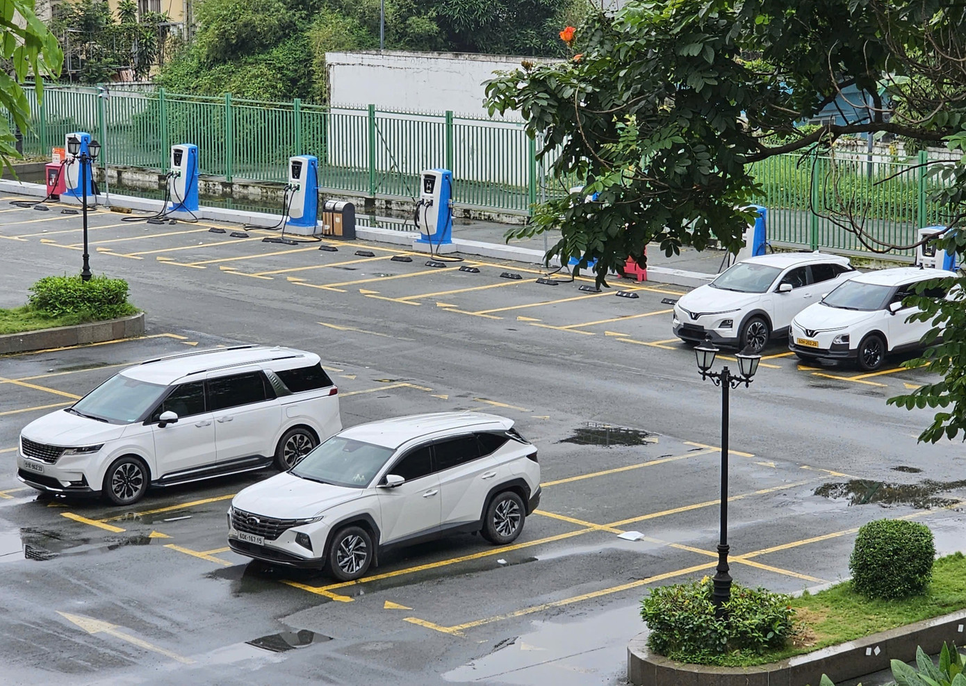 TPHCM nghiên cứu quy hoạch hệ thống trạm sạc điện và cung cấp nhiên liệu sạch cho phương tiện giao thông