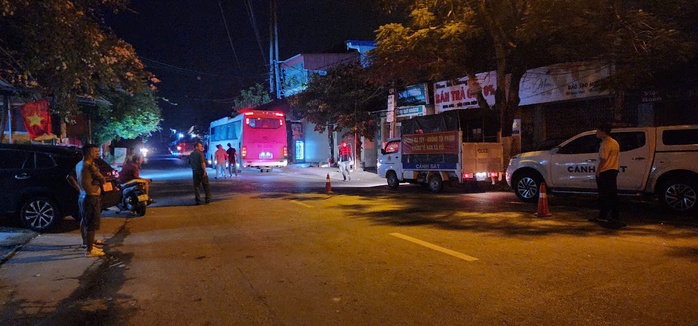 Lực lượng công an khám nghiệm hiện trường