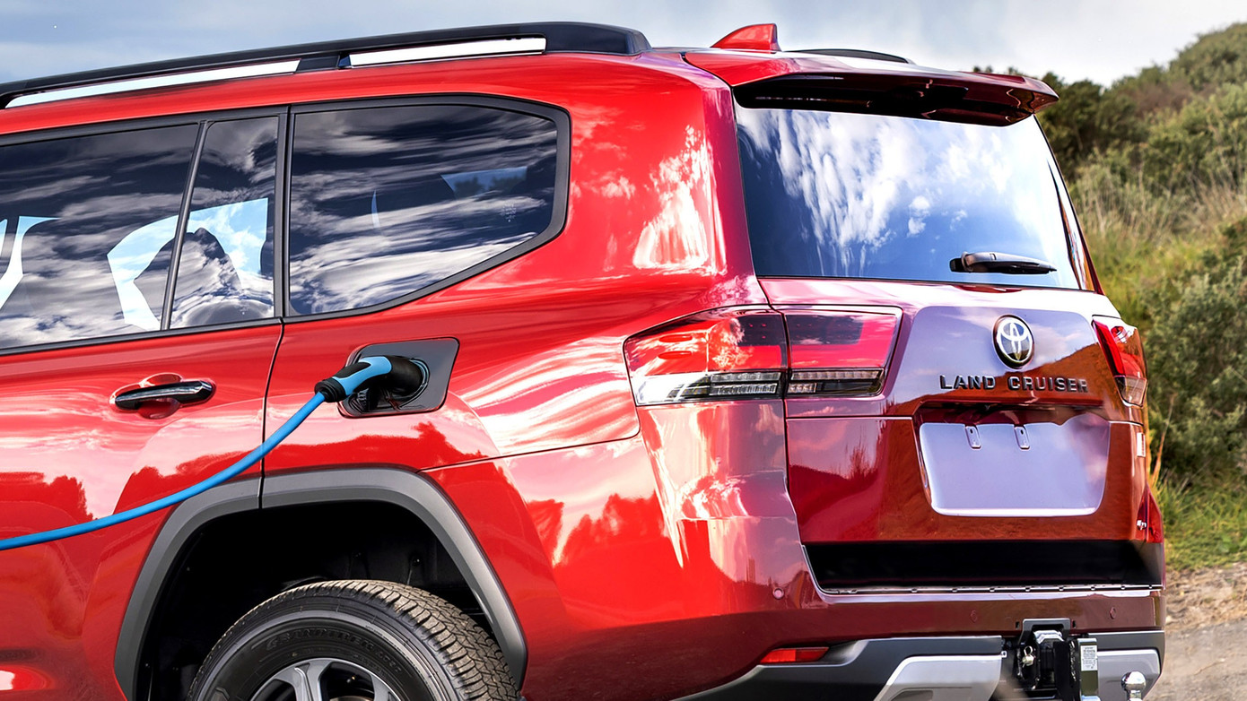 Toyota Land Cruiser hybrid mới