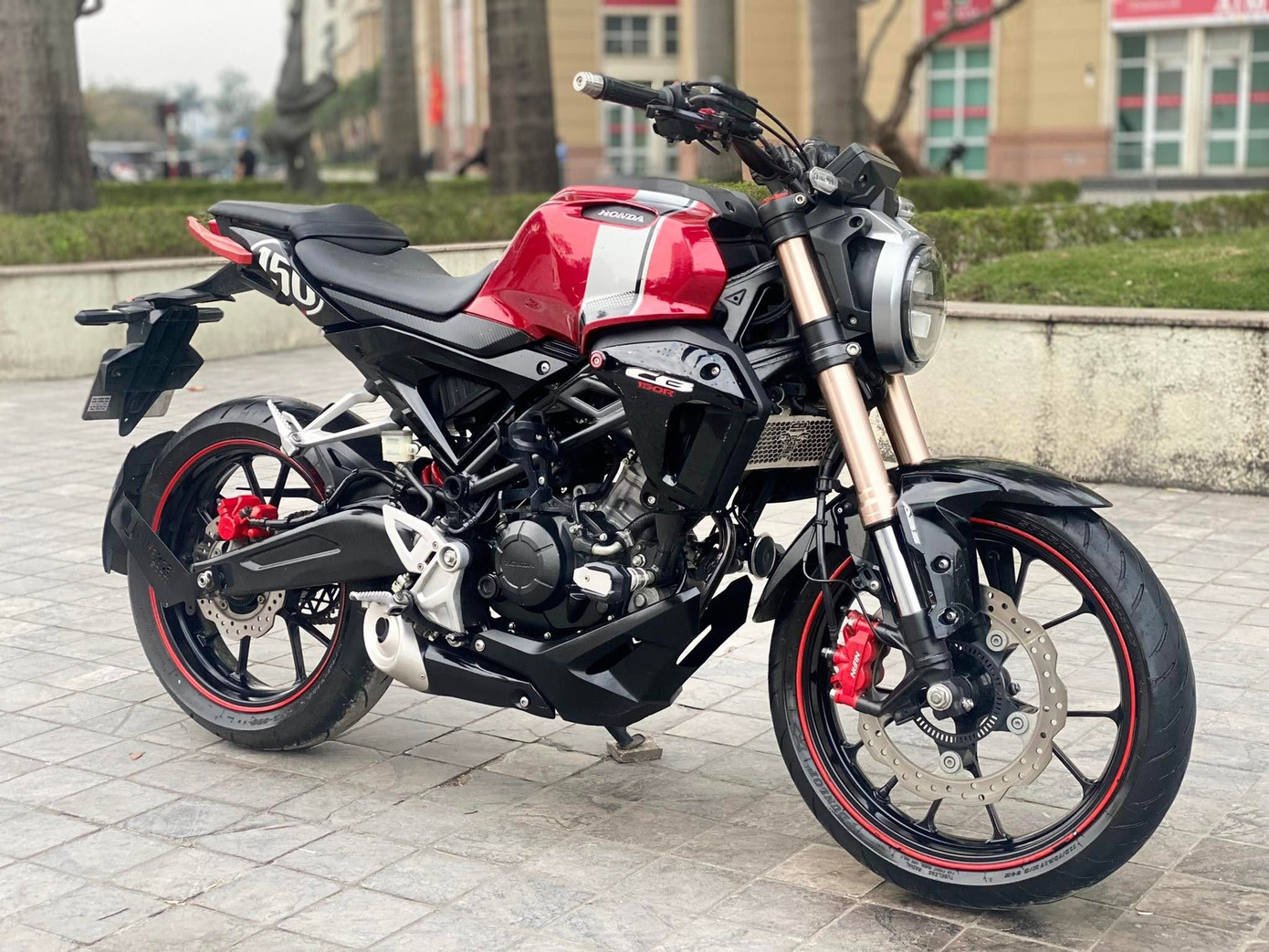 Mô tô Honda CBF150 và CBF300 đang được bảo trì