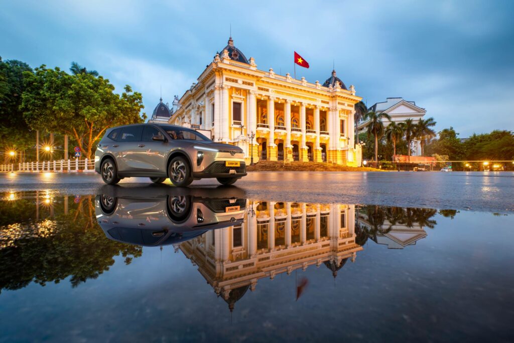 Taxi điện 7 chỗ màu ghi xám