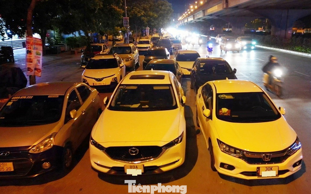 Xe ô tô dừng đỗ trên đường Nghiêm Xuân Yêm bất chấp biển cấm