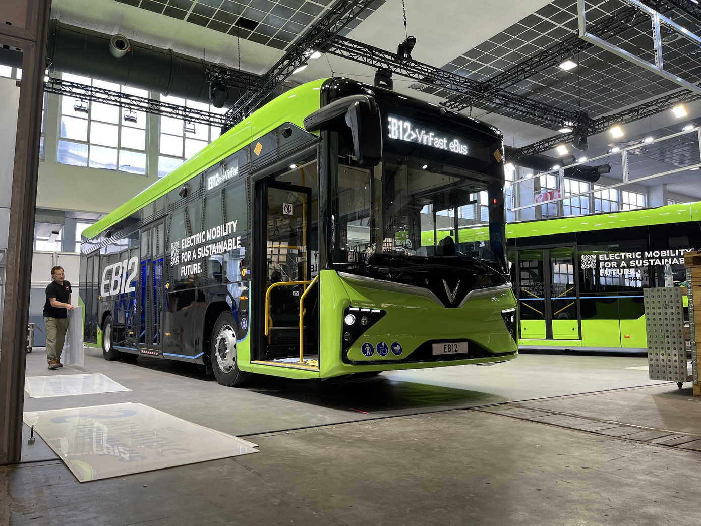 Xe buýt điện EB 8 và EB 12 tại gian trưng bày