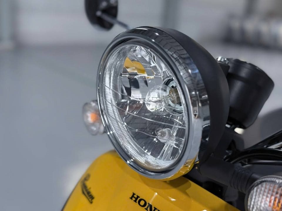 Trang bị bánh xe hợp kim nhôm đúc và lốp không săm
