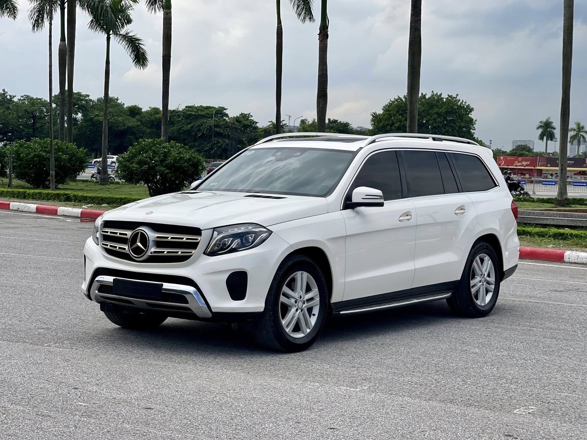 Ngoại thất xe GLS 350d màu trắng