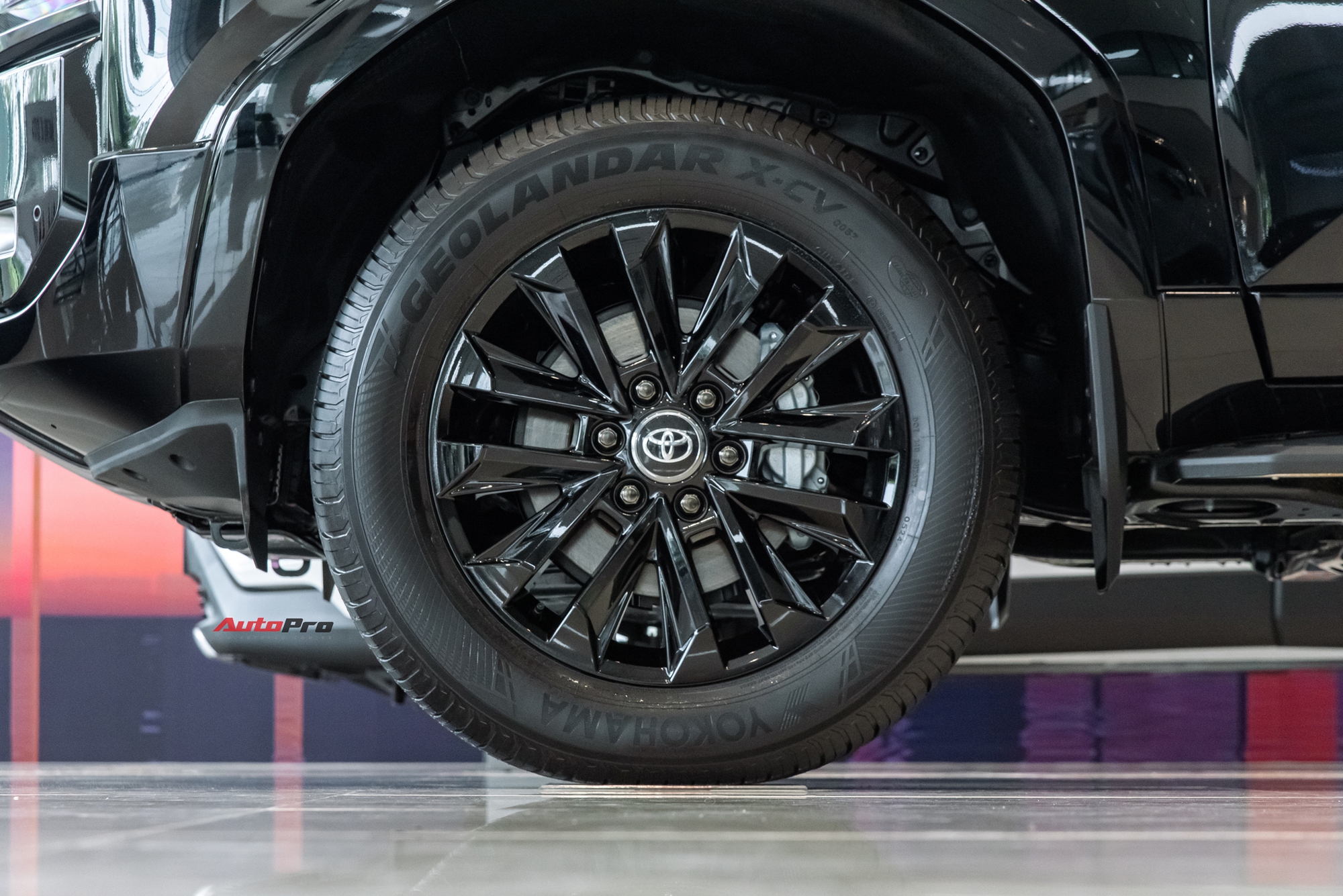 Hình ảnh Toyota Land Cruiser Prado tại đại lý