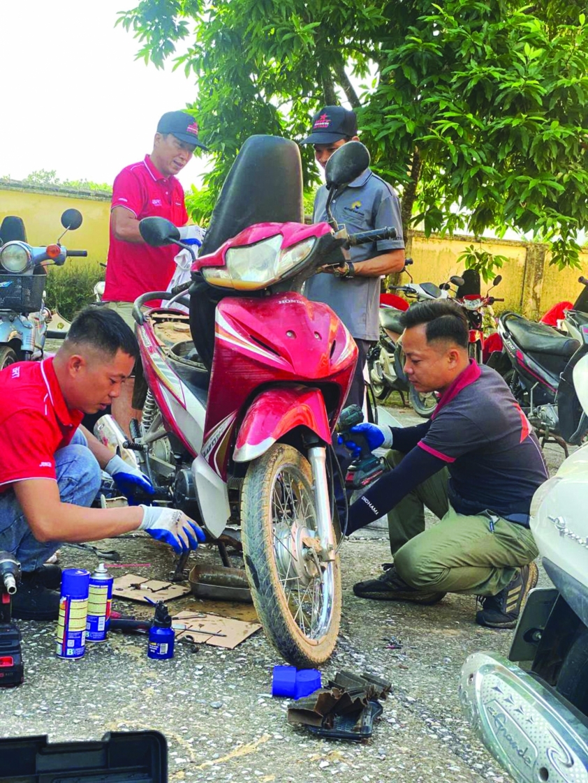 Thợ sửa xe vùng lũ làm việc tích cực