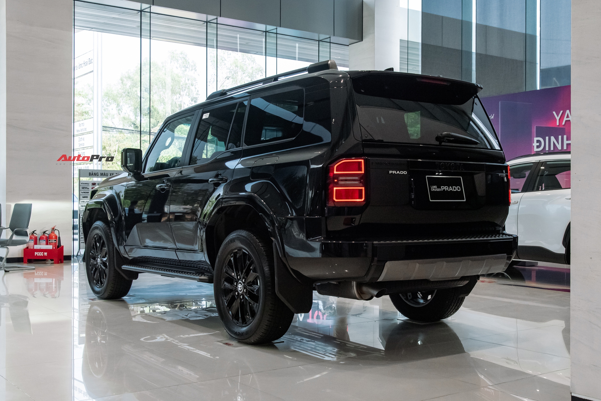 Hình ảnh Toyota Land Cruiser Prado tại đại lý