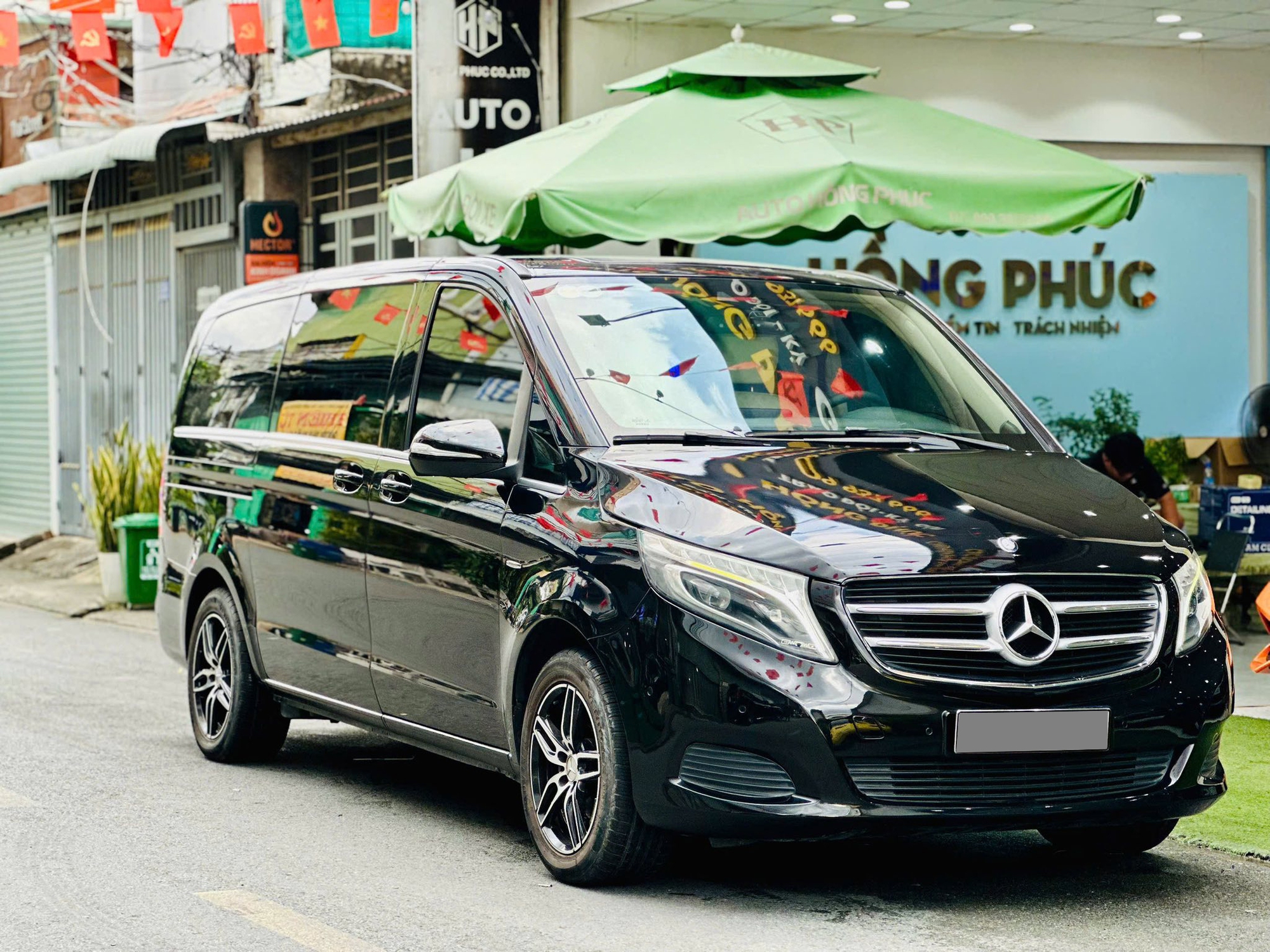 Khoang nội thất bọc da màu kem