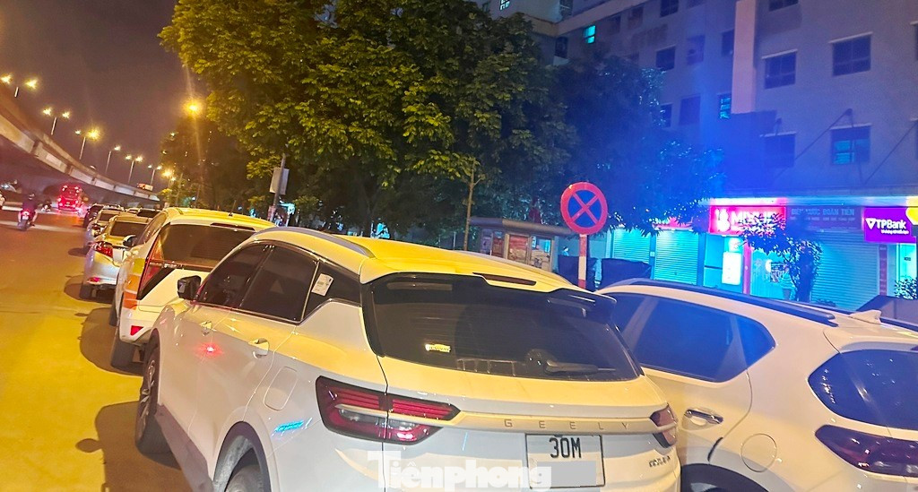 Xe ô tô đỗ kéo dài trên đường Nghiêm Xuân Yêm